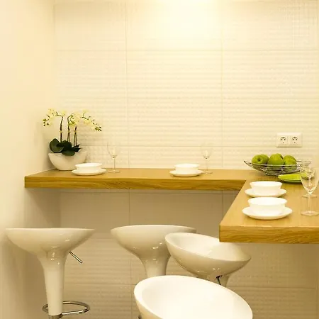 Convenience & Chic By The Basilica Apartment