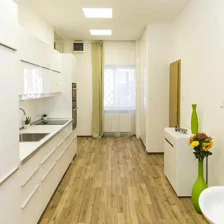 Apartment Convenience & Chic By The Basilica