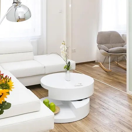 Apartment Convenience & Chic By The Basilica